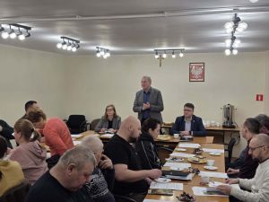 Wójt podczas wystąpienia na zebraniu z sołtysami