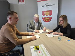Od lewej - właściciel firmy DOM-PLAST, wójt Marek Ryłowicz, skarbnik Aleksandra Laskowska