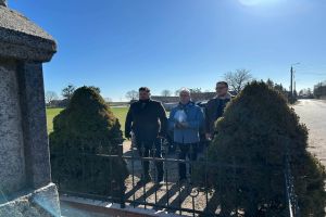 Delegacja składająca kwiaty