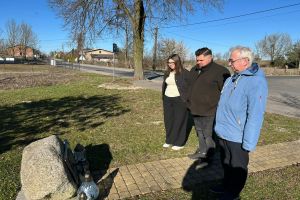 Delegacja składająca kwiaty