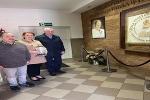 Delegacja składająca kwiaty