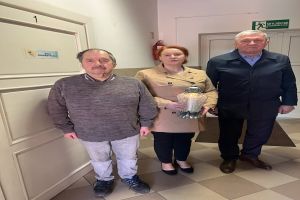 Delegacja składająca kwiaty