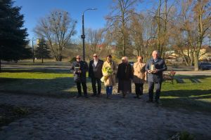 Delegacja składająca kwiaty (fot. Urząd Miasta Golubia-Dobrzynia)