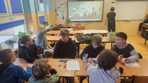 Uczestnicy zajęć w Klubie Młodzieżowym we Wrockach uczestniczą w zajęciach w temacie hejtu i przemocy rówieśniczej 5