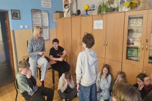 Uczestnicy zajęć w Klubie Młodzieżowym we Wrockach uczestniczą w zajęciach w temacie hejtu i przemocy rówieśniczej 2