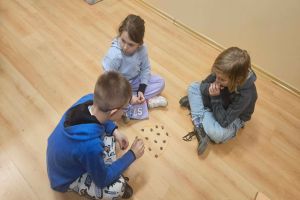 Uczestnicy zajęć w Klubie Młodzieżowym we Wrockach uczestniczą w zajęciach w temacie hejtu i przemocy rówieśniczej 4