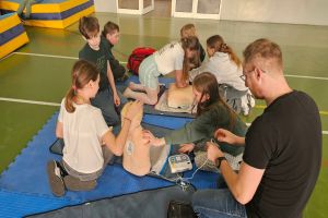 Uczestnicy zajęć w Klubie Młodzieżowym we Wrockach uczestniczą w zajęcia z pierwszej pomocy przedmedycznej 9