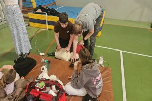 Uczestnicy zajęć w Klubie Młodzieżowym we Wrockach uczestniczą w zajęcia z pierwszej pomocy przedmedycznej 4