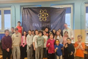 Uczestnicy zajęć w Klubie Młodzieżowym we Wrockach uczestniczą w warsztatach naukowych Warsztaty z Panem Bartkiem 7