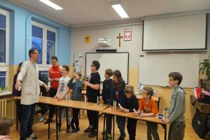 Uczestnicy zajęć w Klubie Młodzieżowym we Wrockach uczestniczą w warsztatach naukowych Warsztaty z Panem Bartkiem 5