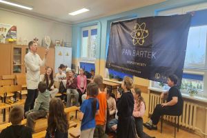 Uczestnicy zajęć w Klubie Młodzieżowym we Wrockach uczestniczą w warsztatach naukowych Warsztaty z Panem Bartkiem 1