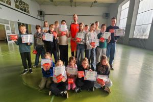 Uczestnicy odbierają dyplomy uczestnictwa w zajęciach z pierwszej pomocy przedmedycznej