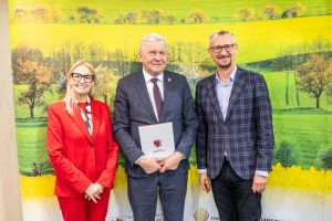 Wójt Marek Ryłowicz oraz przedstawiciele Urzędu Marszałkowskiego (fot. Andrzej Goiński dla UMWKP)