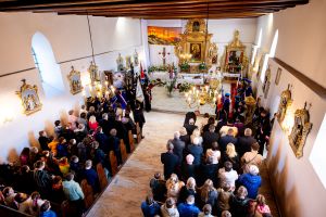 Uczestnicy jubileuszu 25-lecia nadania imienia szkole w Ostrowitem