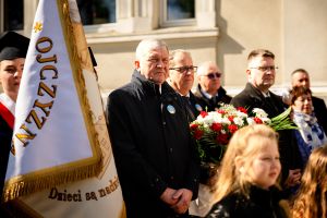 Uczestnicy jubileuszu 25-lecia nadania imienia szkole w Ostrowitem