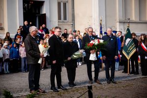 Uczestnicy jubileuszu 25-lecia nadania imienia szkole w Ostrowitem