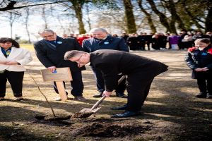 Uczestnicy jubileuszu 25-lecia nadania imienia szkole w Ostrowitem