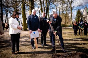Uczestnicy jubileuszu 25-lecia nadania imienia szkole w Ostrowitem