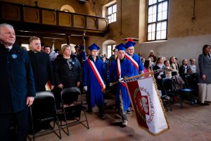 Uczestnicy jubileuszu 25-lecia nadania imienia szkole w Ostrowitem