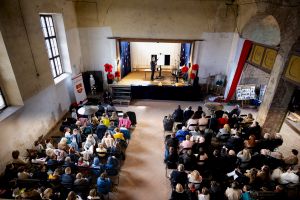 Uczestnicy jubileuszu 25-lecia nadania imienia szkole w Ostrowitem