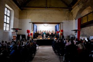 Uczestnicy jubileuszu 25-lecia nadania imienia szkole w Ostrowitem