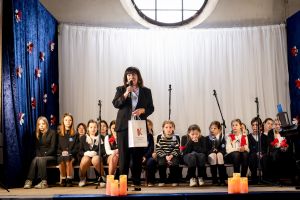 Uczestnicy jubileuszu 25-lecia nadania imienia szkole w Ostrowitem