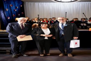 Uczestnicy jubileuszu 25-lecia nadania imienia szkole w Ostrowitem