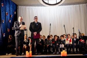 Uczestnicy jubileuszu 25-lecia nadania imienia szkole w Ostrowitem