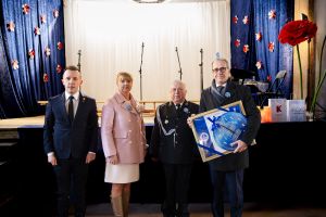 Uczestnicy jubileuszu 25-lecia nadania imienia szkole w Ostrowitem