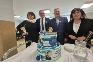 Uczestnicy jubileuszu 25-lecia nadania imienia szkole w Ostrowitem