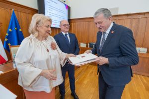 Ceremonia wręczenia umów FEdKP, fot. Mikołaj Kuras dla UMWKP, Wójt Marek Ryłowicz odbiera umowy