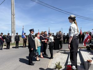 Delegacje - pod pomnikiem (2)