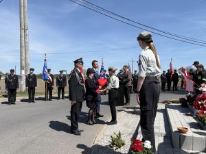 Delegacje - pod pomnikiem (3)