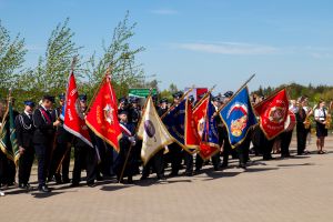 Poczty sztandarowe podczas zbiórki z okazji Dnia Strażaka
