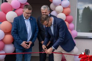 Opis alternatywny: Wojewoda, wójt i przewodniczący rady podczas przecinania wstęgi (zdjęcie ze strony KPUW Bydgoszcz)