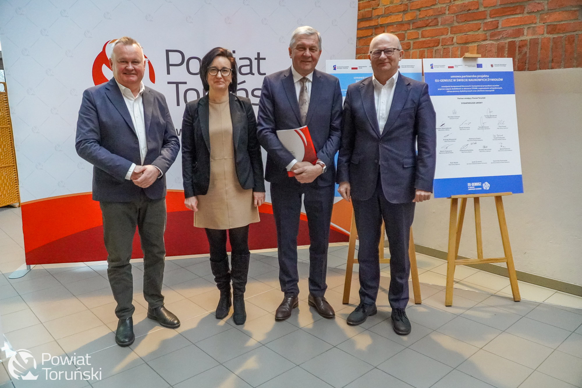Wójt Marek Ryłowicz i skarbnik Iwona Górska z przedstawicielami powiatu toruńskiego