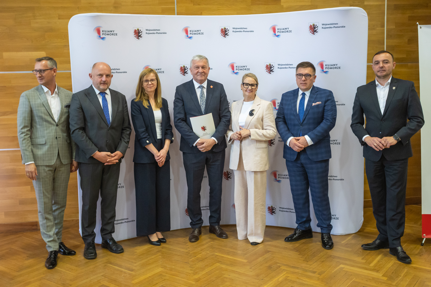 Wójt Marek Ryłowicz, Skarbnik Aleksandra Laskowska oraz przedstawiciele Urzędu Marszałkowskiego