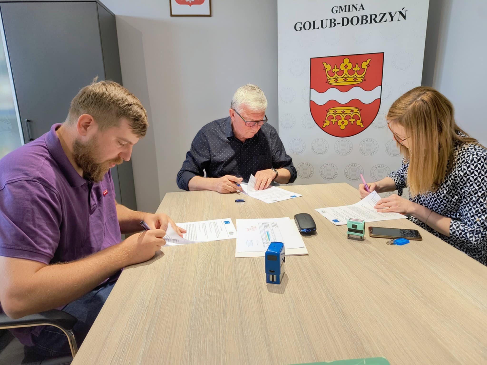 Wójt Marek Ryłowicz, Skarbnik Aleksandra Laskowska oraz Bar-Tech Bartosz Pawłowski - wykonawca zadania