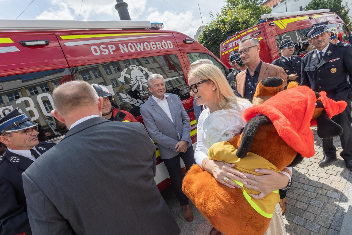 Uroczystość przekazania wozów strażackich (fot. Mikołaj Kuras dla UMWKP)