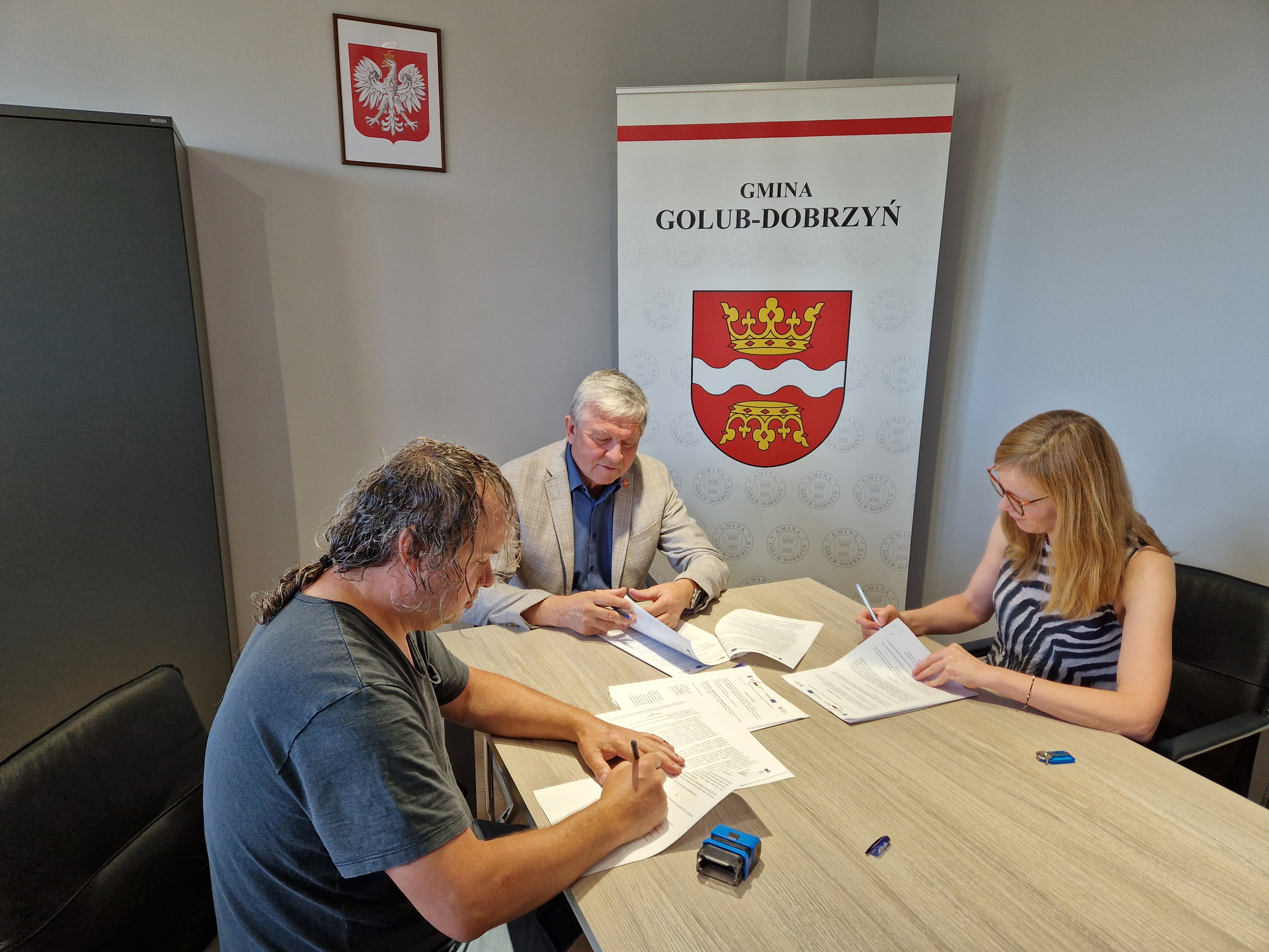 Tomasz Dubilis (Firma Handlowo Usługowa KOD-BUD), wójt Marek Ryłowicz i skarbnik Aleksandra Laskowska