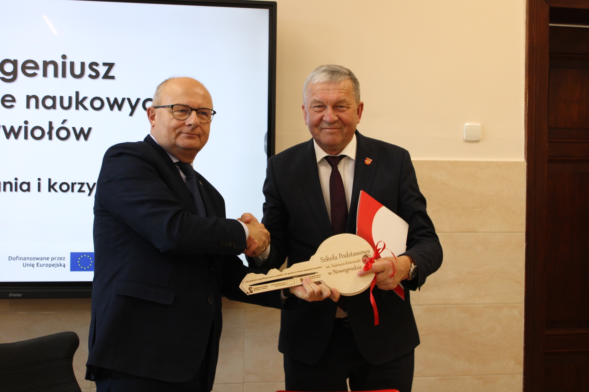 Przekazanie kluczy do pracowni językowych - projekt „EU-geniusz w świecie naukowych żywiołów”