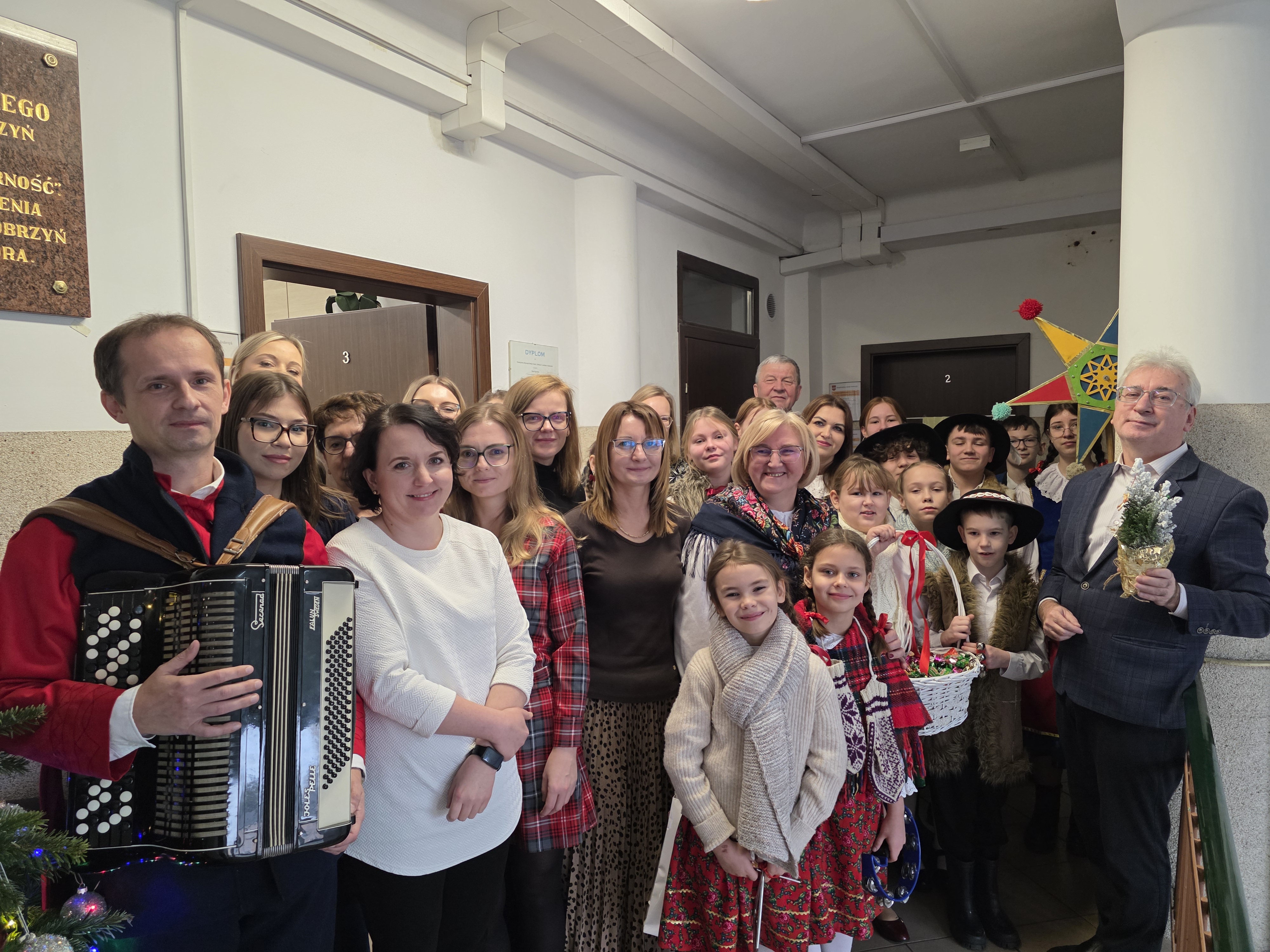 Wójt Marek Ryłowicz oraz nauczyciele i uczniowie z Węgierska