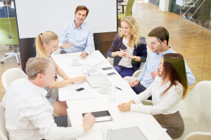 Grupa ludzi przy stole