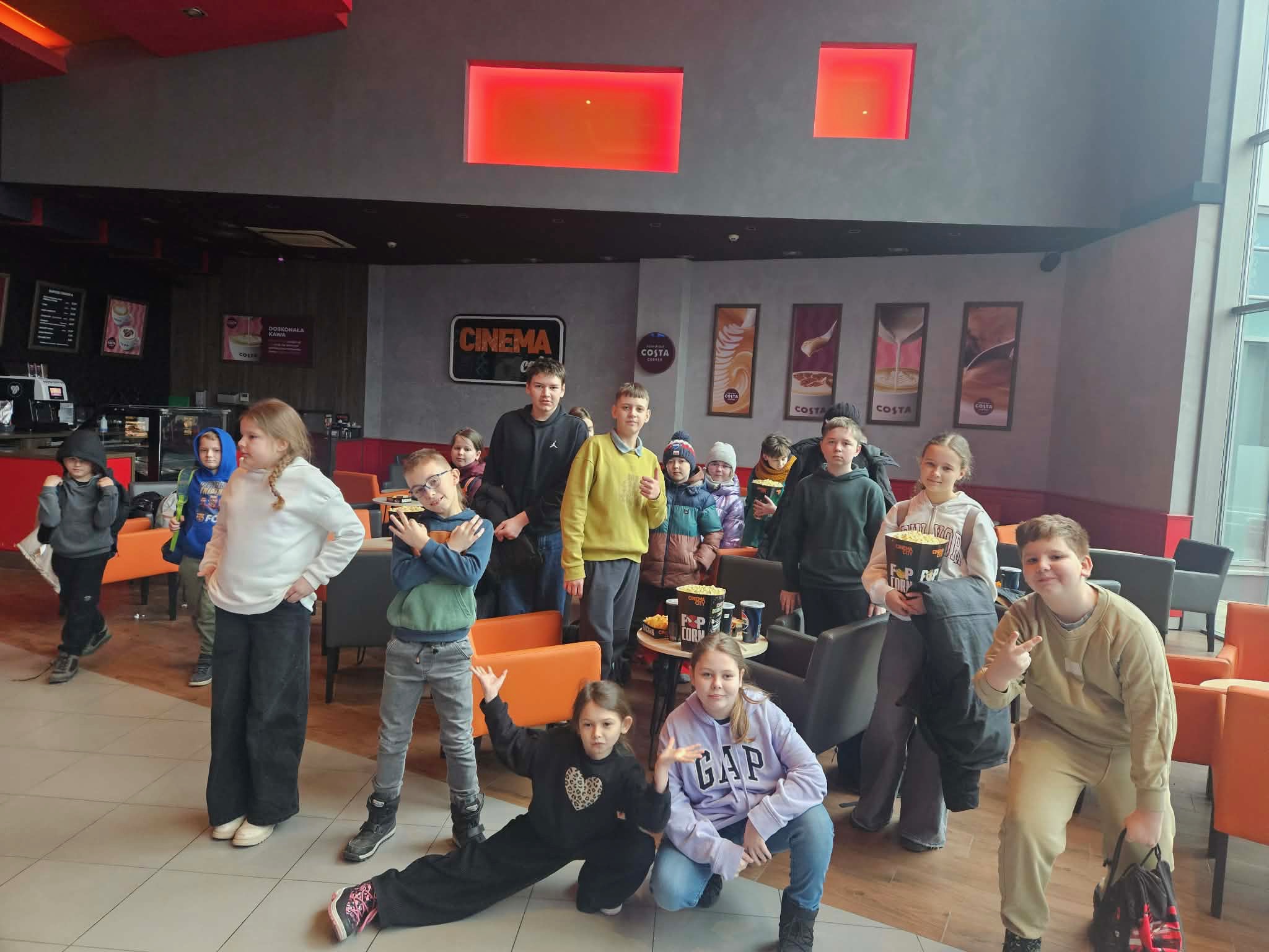 Uczestnicy podczas wyjazdu do kina