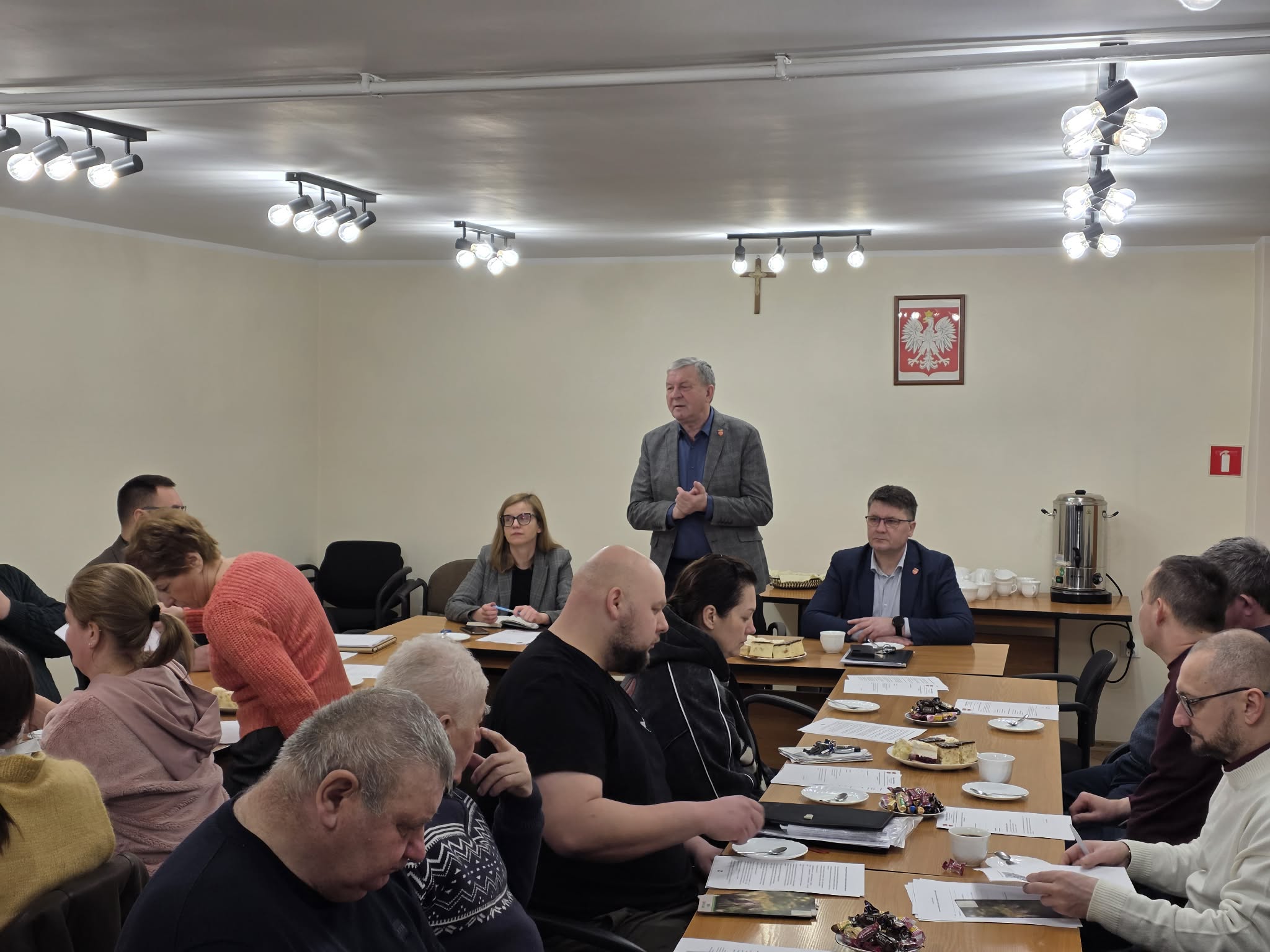 Wójt podczas wystąpienia na zebraniu z sołtysami