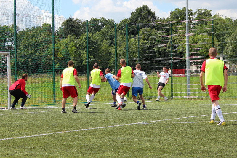Piłkarze podczas meczu na boisku Orlik