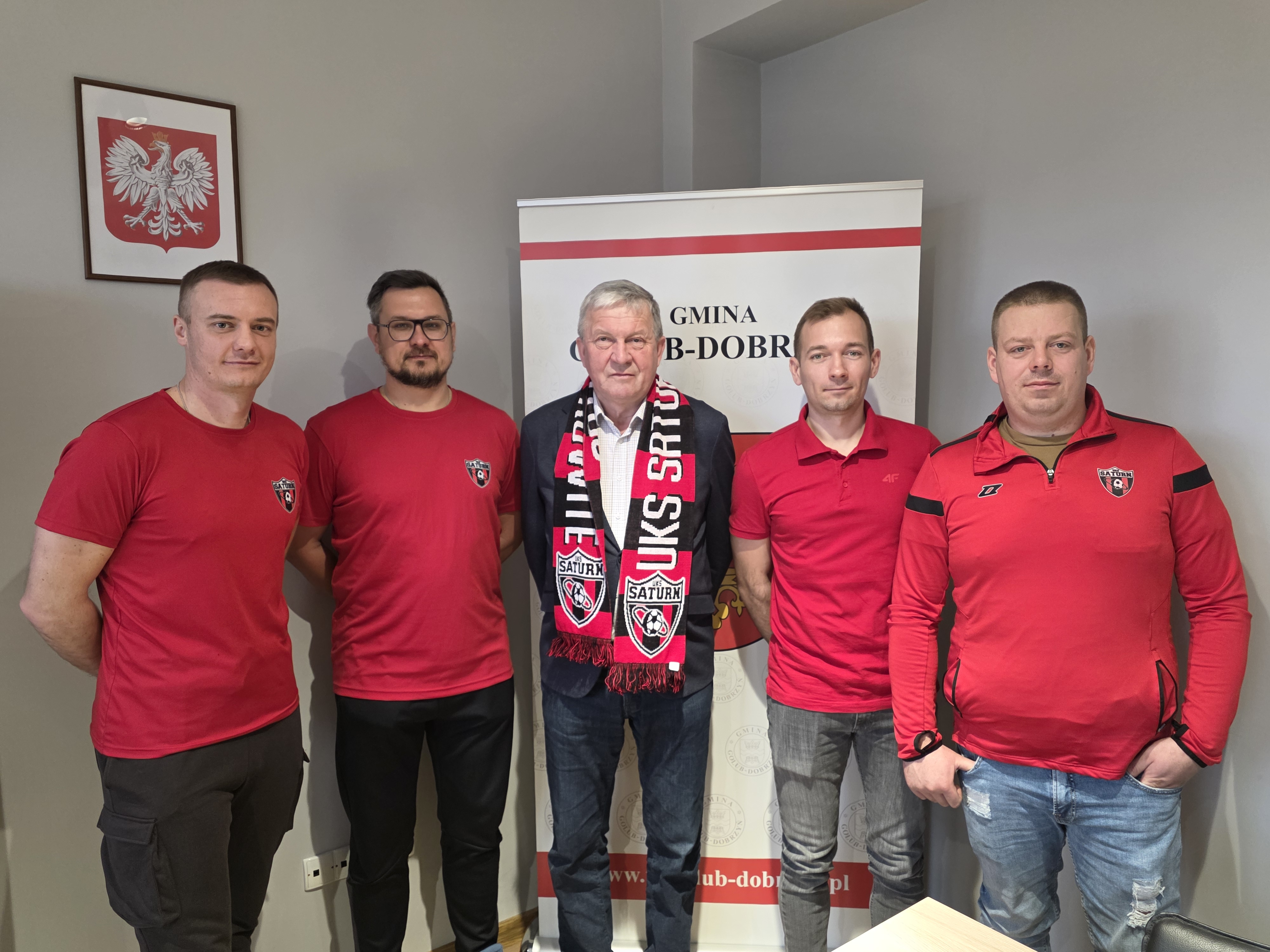 Wójt Marek Ryłowicz oraz przedstawiciele UKS Saturn Ostrowite