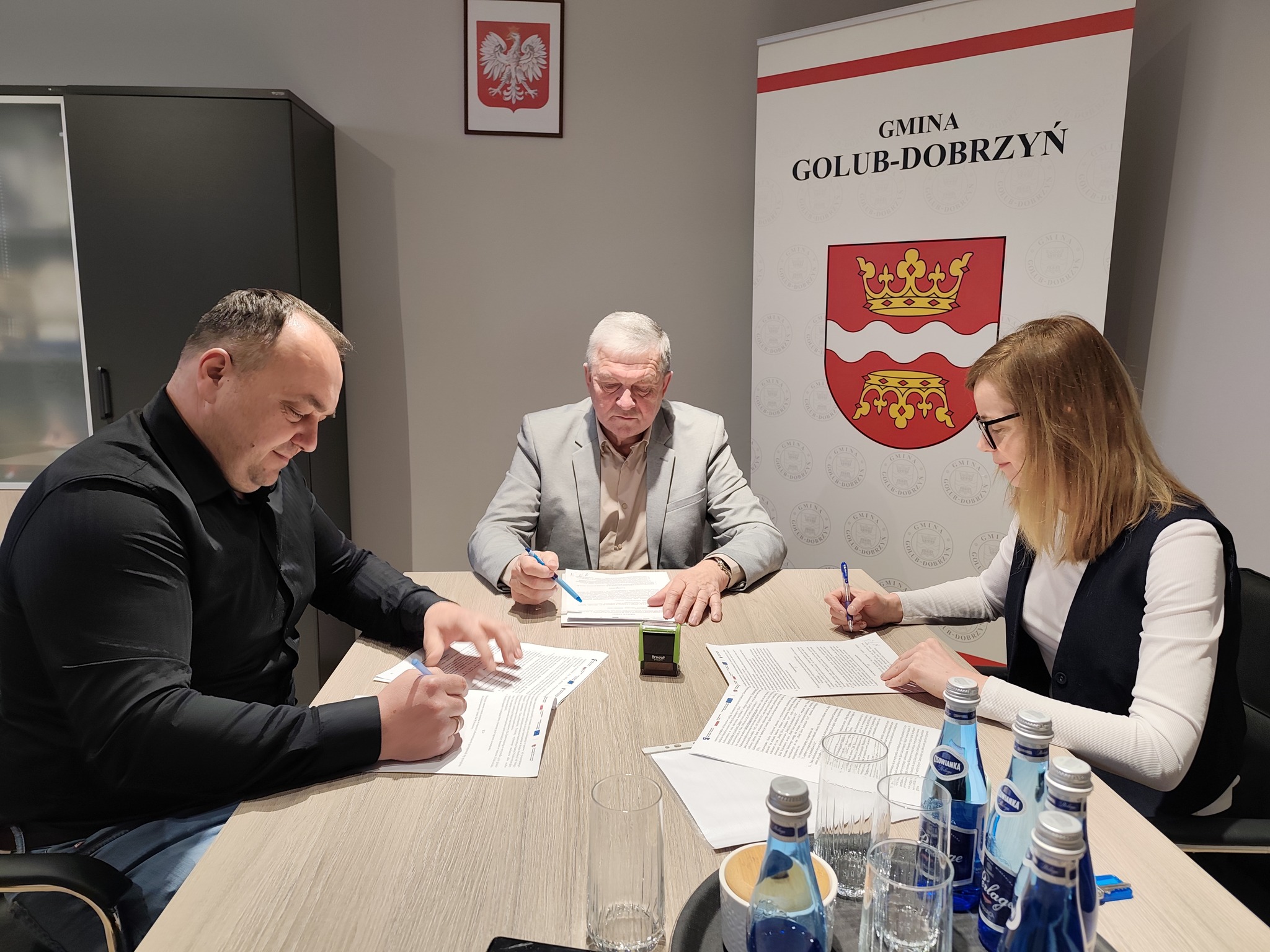 Od lewej: Zbigniew Górcek (ROADBUD GP sp. z o.o.), Wójt Marek Ryłowicz, Skarbnik Aleksandra Laskowska