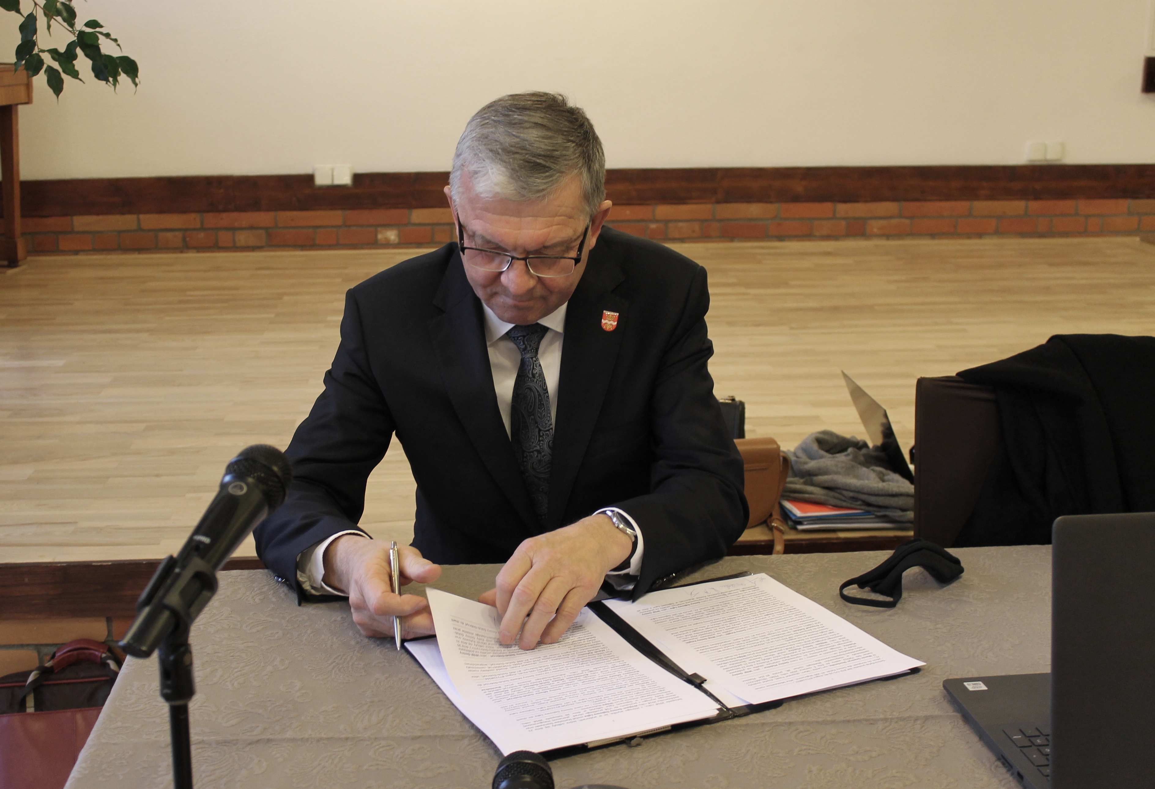 Wójt Marek Ryłowicz podpisuje akt notarialny