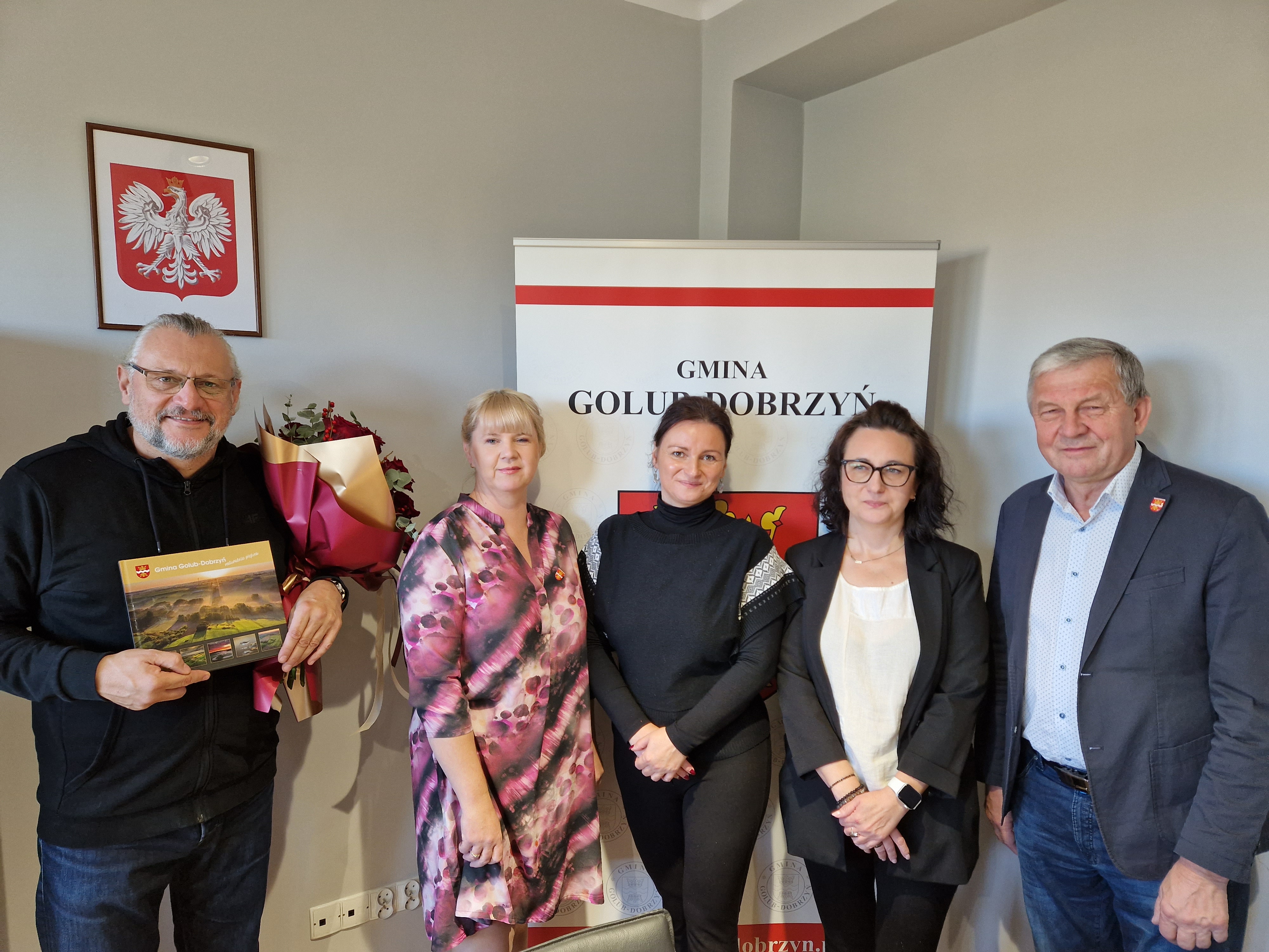 Senator elekt Tomasz Lenz, Aneta Hnatusz, Wioletta Szymańska, Iwona Górska i wójt Marek Ryłowicz